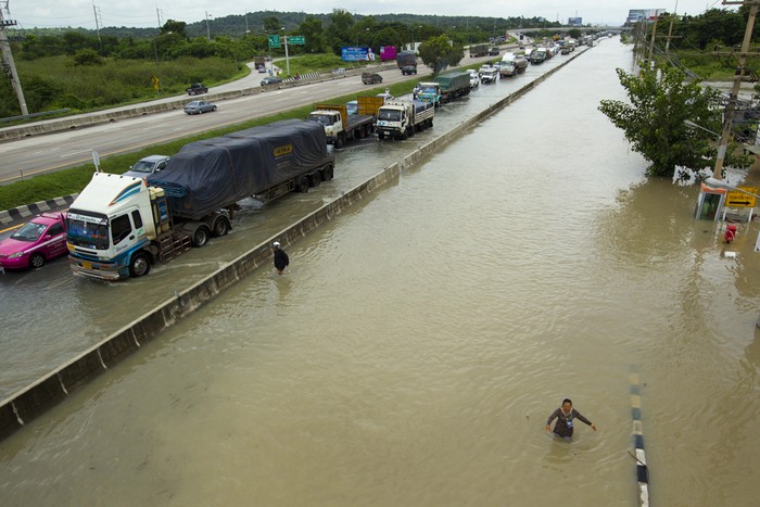 Mưa lũ gây ngập lụt, ách tắc giao thông ở Saraburi, Thái Lan.